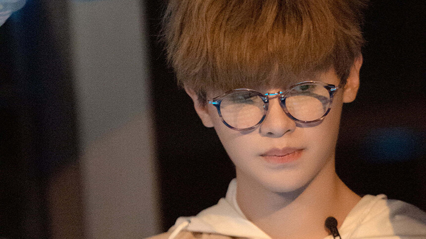 黄明昊暖心鼓励吴宇恒 伸出援助之手顺利通过攀岩