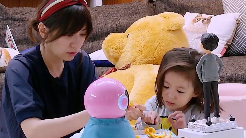 贾静雯的演技是在家练的吧！咘咘大口吃橙子救爸爸：我说话算话