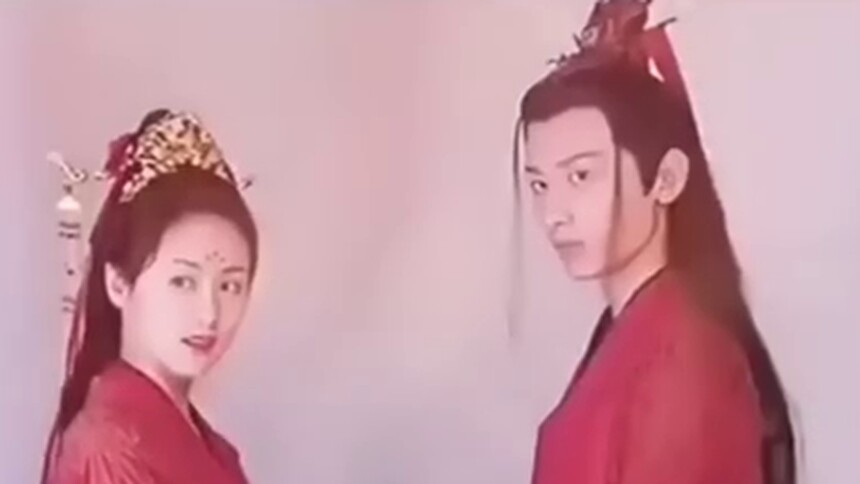 琉璃花絮：成毅袁冰妍现场互动太有爱了！拍婚纱照好甜啊~