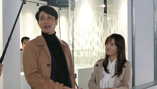 《阳光之下》独家花絮：“美人计”前期准备中 蔡文静彭冠英一对戏就笑