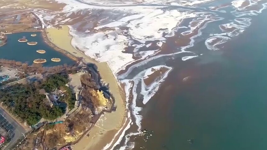 寒冬时节 北戴河“冰海”如玉带