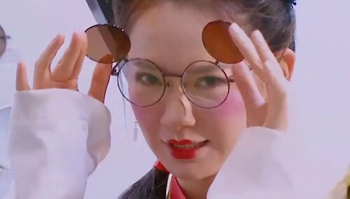 戚薇戴墨镜撞脸米老鼠？ 是迪士尼出逃公主本人了！