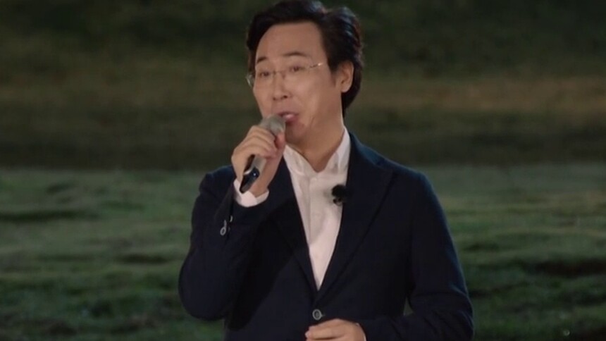 纯享：廖昌永再次演绎《我和我的祖国》 醇厚的嗓音搭配张家界美景震撼人心