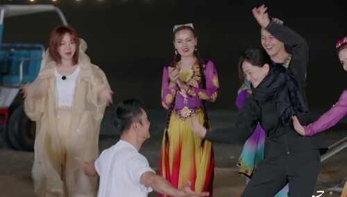 章贺“下跪”示爱前妻 郭柯宇好震惊