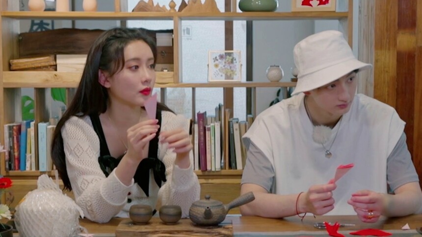孟子义刘特上剪纸课，约会项目全是技术活