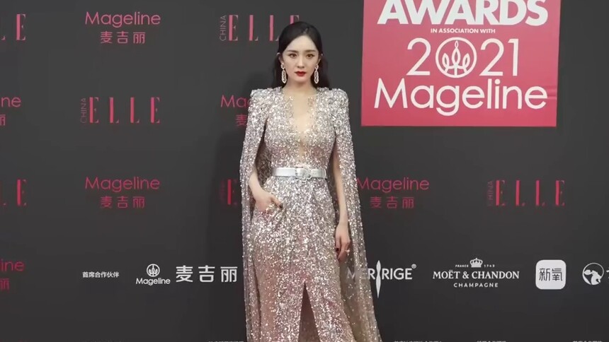 【ELLE风尚大典】杨幂一袭梦幻流光裙仿佛把银河穿到身上了，搭配红唇，女王气场狠狠拿捏住了！