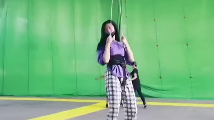 徐艺洋剧组训练日常，武术威亚让人直呼“姐姐好帅”！