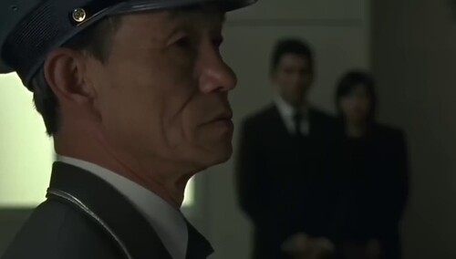 《入殓师》正片片段 “守门人”动人告别催人泪下