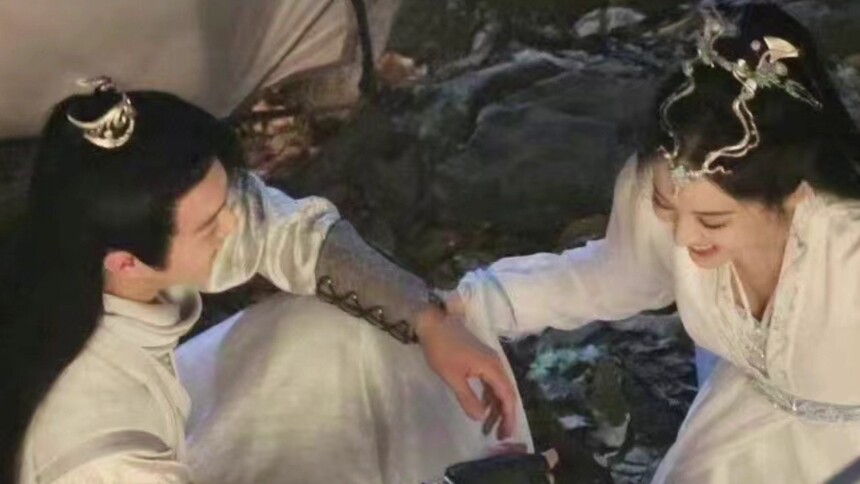 对视超甜！许凯娜扎《雪鹰领主》牵手同框路透曝光
