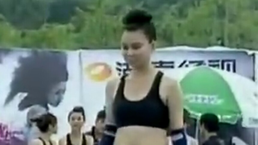 快乐美美向前冲20100629期：美女模特挑战困难独木桥