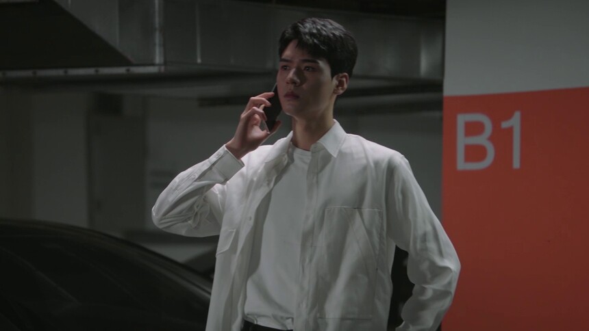 《沉睡花园》第9集看点：林深在地下停车场打电话被攻击