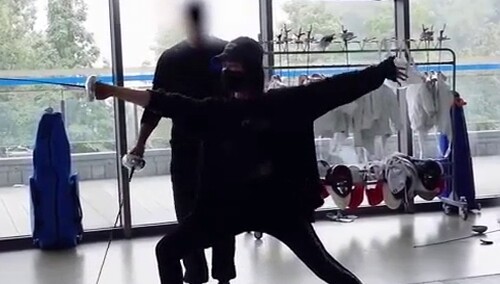 【燃烧吧卡路里】王艺瑾击剑练习记录，害怕被戳到脸的表情也太真实了！
