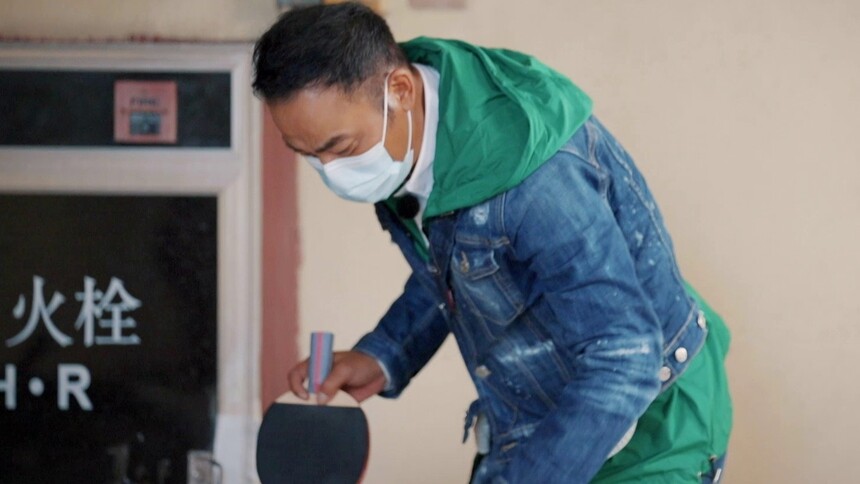 任达华打乒乓球大喊马龙，是真球迷没错了