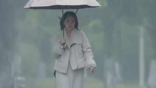 戈壁给陈墨涵送伞 江百丽独自雨中暴走