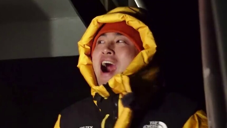 王彦霖花式扭动笑翻周冬雨 《小小的追球》开播倒计时