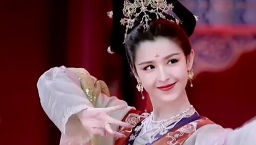 于朦胧哈妮克孜汉服秀 妥妥的国风美少年！