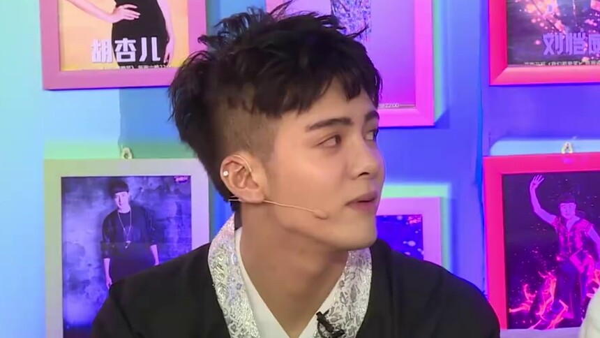 尚雯婕秒变霸道女总裁 曾舜晞抱大腿狂啃西瓜