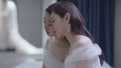 终于等到结婚这一刻的戴希希，为何穿婚纱痛哭？