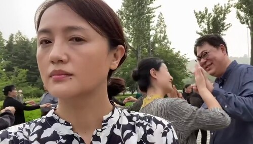 爸爸和别的舞伴跳舞 妈妈疯狂吃醋