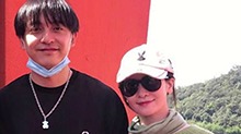 李佳航李晟一家出游被偶遇 主动请粉丝喝奶茶
