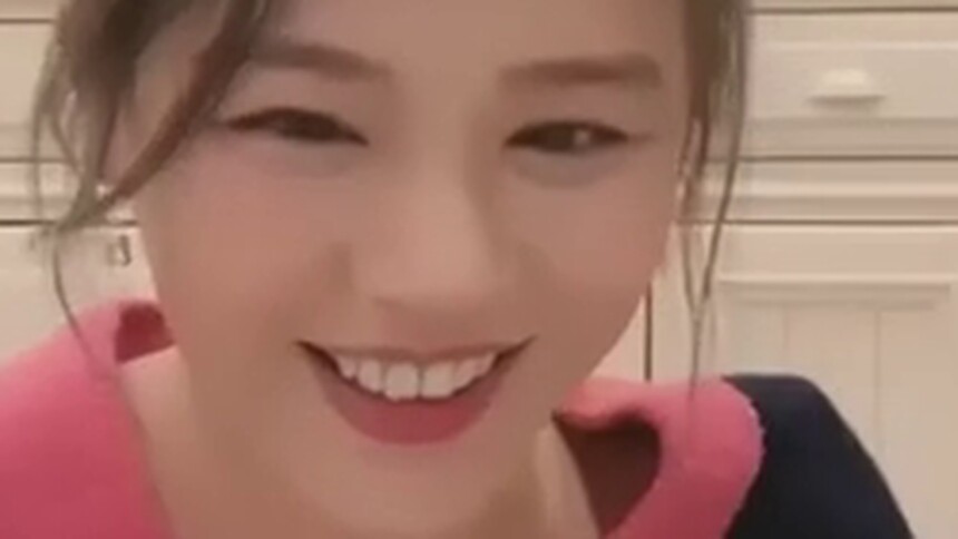 马思纯让白敬亭把帽子摘了，白敬亭说那是另外的价钱