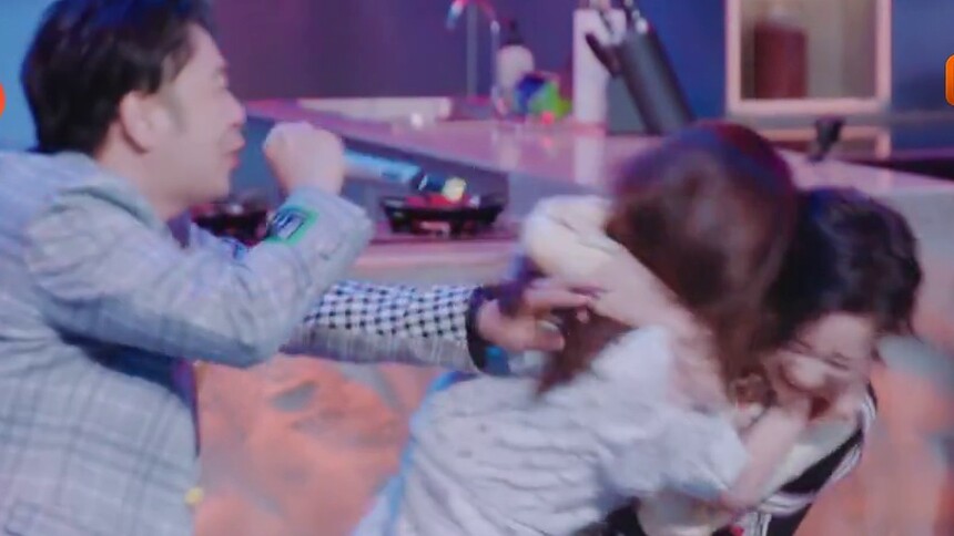 《鲜厨100》第二季4月22日看点：抢人大战张亮赵胤胤互怼 王霏霏李斯丹妮动手了？