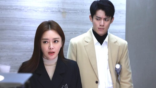 花絮：电梯间发火名场面！秦岚王鹤棣双双笑场