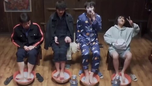 蘑菇屋一家人排排坐泡脚超温馨 彭彭子枫泡脚不忘敷面膜