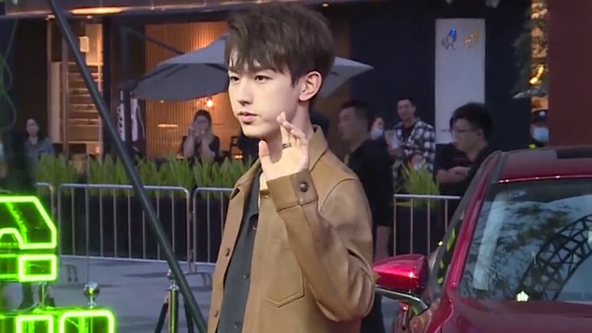 张嘉倪徐璐熊梓淇郭俊辰齐聚时尚之夜 分享近日工作动态