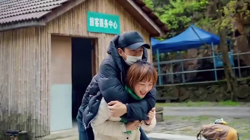 秀恩爱！孙俪晒邓超旅行合照 吐槽邓超“体力太差”