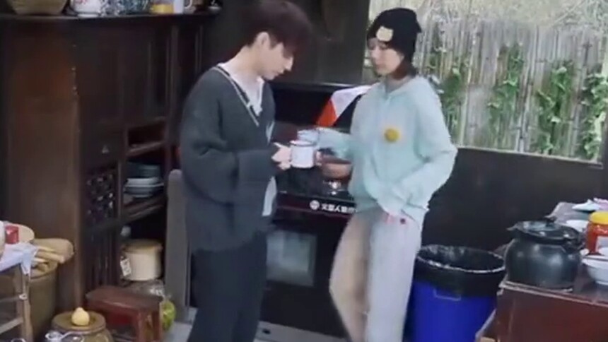 张艺兴称呼杨紫为“杨紫女士”，艺兴呆呆的样子太搞笑了