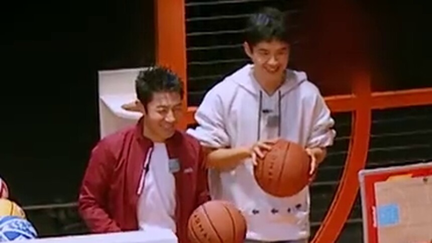 幸福一贾人疯狂秀球技时间 撒木花道和刘川枫表演现场扣篮