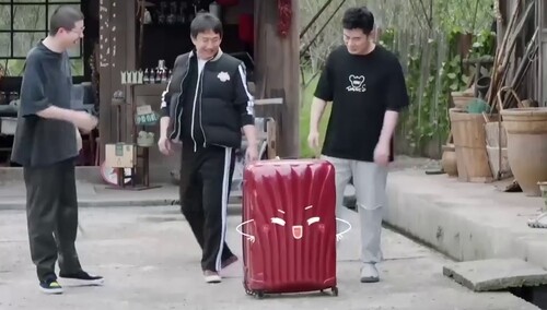李诞帮杨紫搬行李箱竟搬不动！被调侃重到仿佛装了个何老师