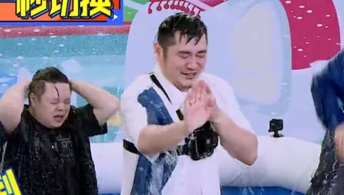 天天兄弟“大战”导演组 《天天向上》首届泼水大赛开始啦！