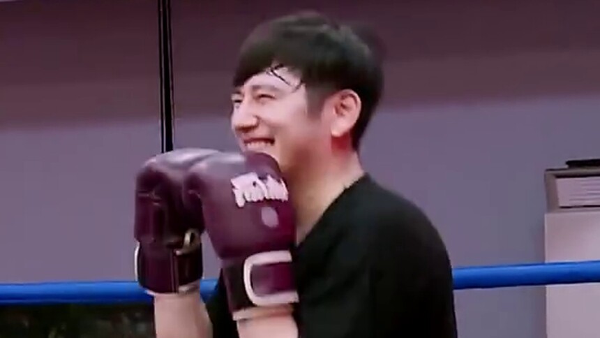 斗志满满！钱枫仿佛拳皇附体 运动减肥绝对是认真的