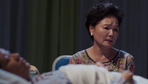 三爽看到胡梦到医院向桂婆婆道歉