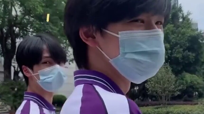 宋亚轩严浩翔毕业会考，老师镜头下的两位小朋友好乖，笑容里充斥着考完试的喜悦