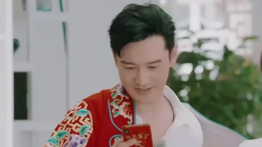 王俊凯杨紫“复仇”让黄晓明穿戏服反串 黄晓明亲授拍照显腿长秘诀