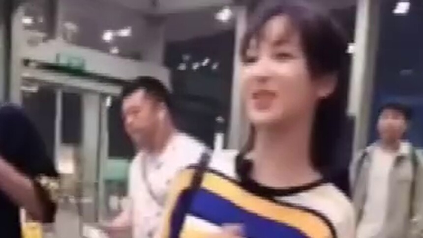 《中餐厅3》路透来袭！杨紫跟王俊凯同班飞机 见粉丝接机场面秒变表情包
