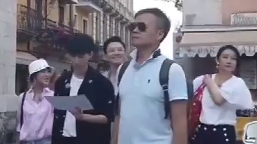 《中餐厅3》路透：王俊凯杨紫意大利迷路？“梳头姐弟”买东西忙问路