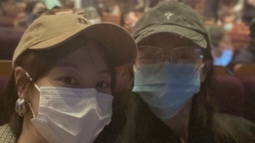 神仙友谊！唐嫣王冠深夜同看薛佳凝音乐剧为闺蜜打call