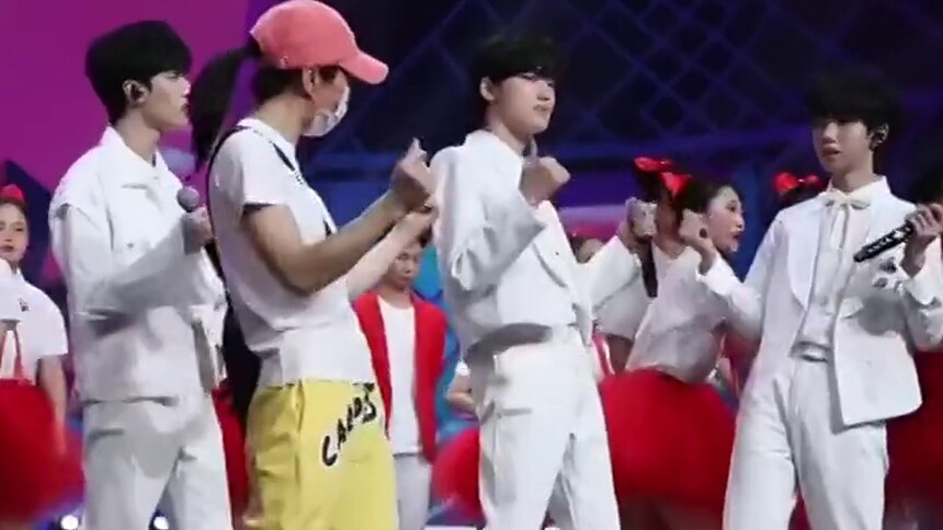时代少年团宋亚轩严浩翔贺峻霖出演《百年歌声》，期待三位白衣少年的精彩表现！
