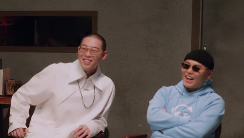 面对选手犀利问题 弹壳笑称像在被易立竞提问