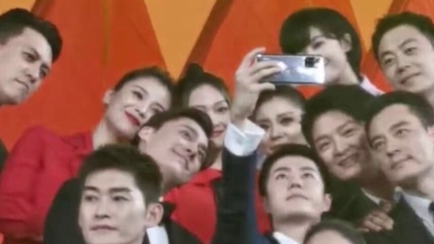 行走的“自拍杆”！王一博举手机与李易峰等众星合影