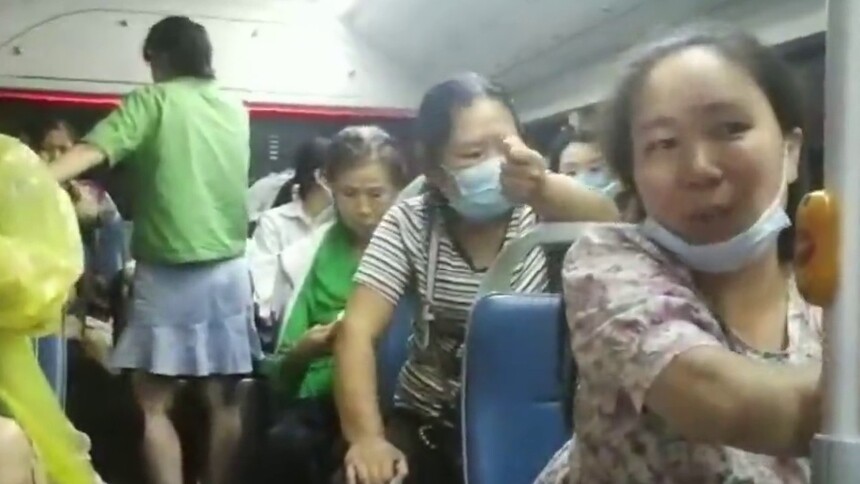 夜雨中的等待 直击郑州立交桥上的公交车