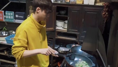 张艺兴帅气厨艺秀 辣椒炒肉大获“迷妹”称赞