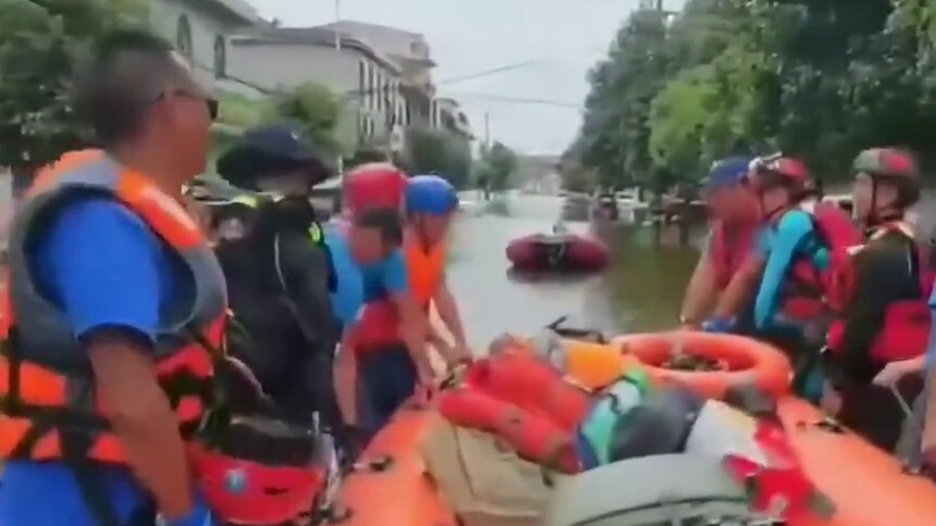关注河南强降雨｜汪洋里的一条船