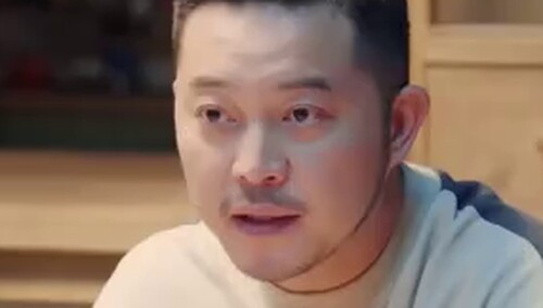 《对你的爱很美》第35集看点：柯雷意志低沉 王大山怀疑他患上老年痴呆