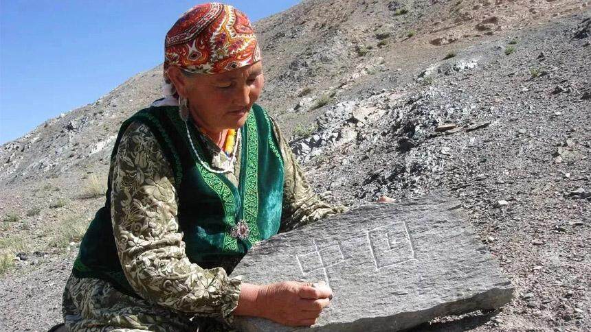 《党的女儿》第45集：布茹玛汗·毛勒朵 在边境线刻满“中国石”