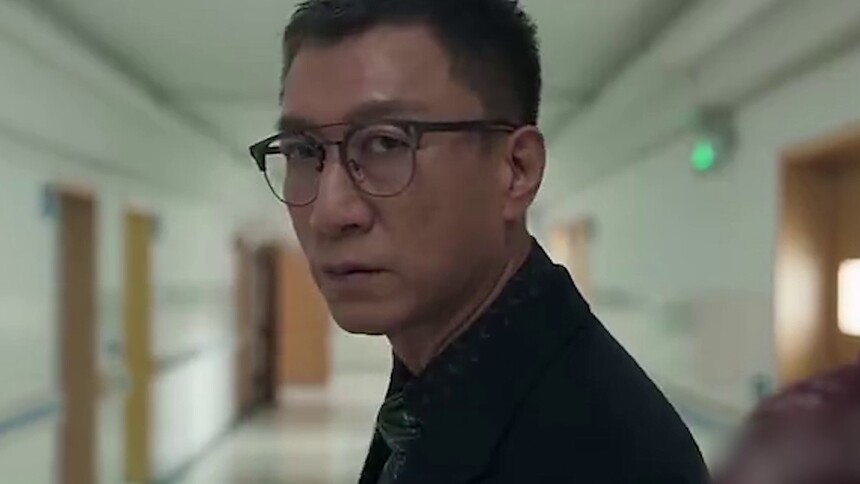 孙红雷聚餐后与妻子散步 十指紧扣狂秀恩爱